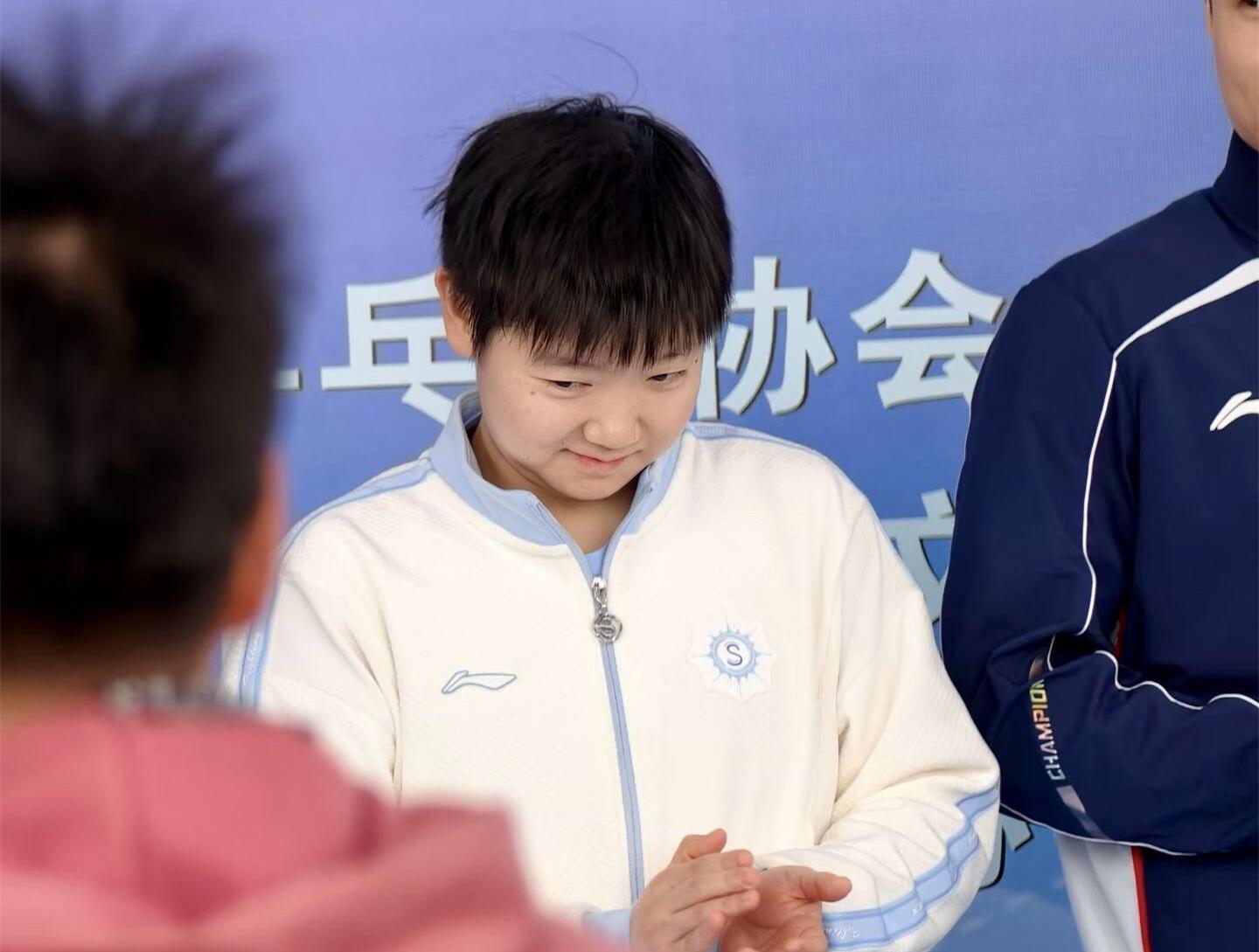 乐鱼体育-国乒亮相剑指亚洲杯！孙颖莎欢乐笑弯腰，王曼昱合影一脸严肃